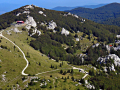 Pogled s Velikog Zavižana na vrh Vučjak i planinarski dom pod njim